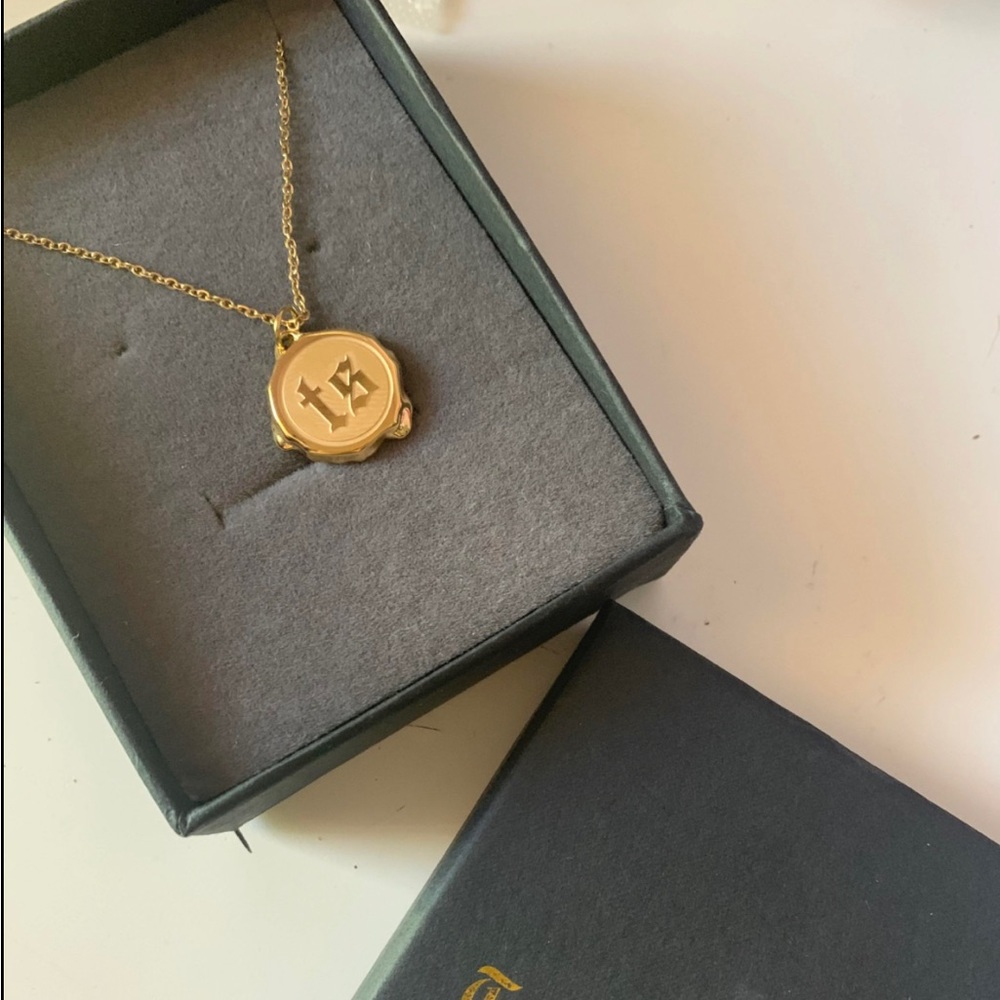 ISO Taylor swift wax seal necklace ( don’t buy this)